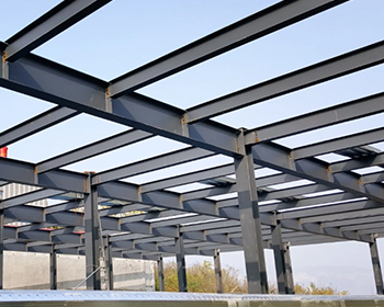 通化框架钢结构钢材选型有啥要点？